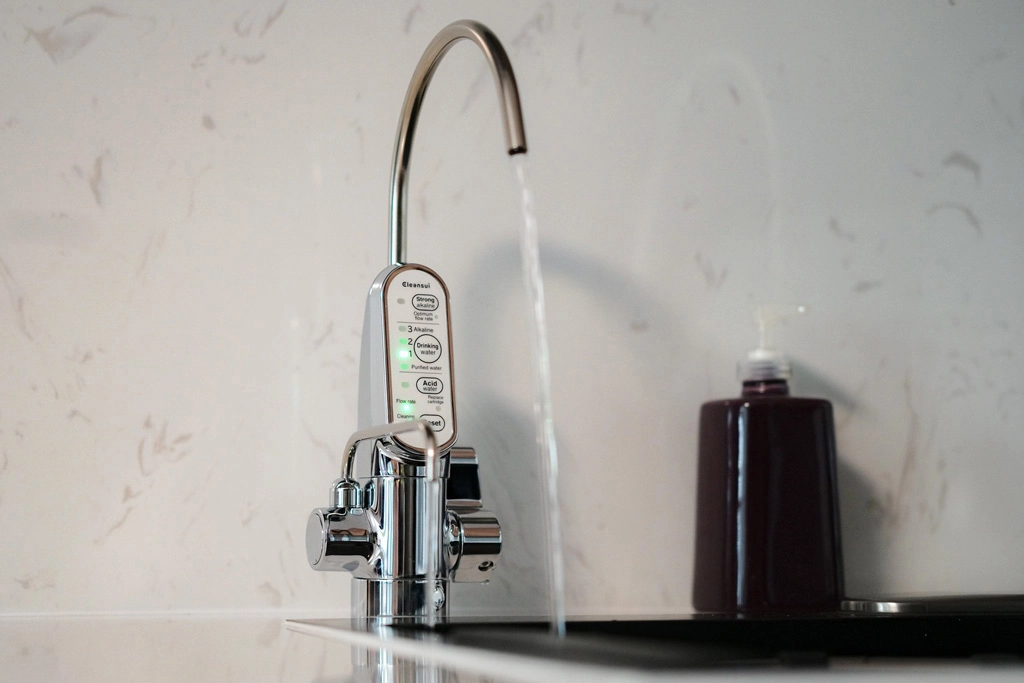 Nhà đã có máy lọc uống rồi, có cần lắp thêm máy lọc tổng đầu nguồn không? SOF-2025-02611-may-dien-giai-ion-kiem-tao-ra-nguon-nuoc-an-toan-cho-an-uong-hang-ngay