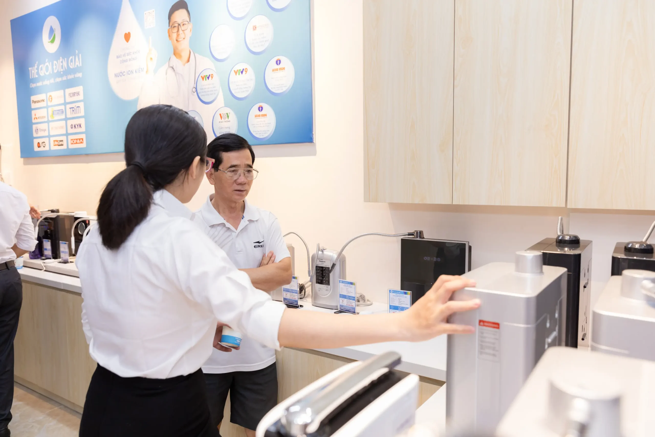 Experience Center Thế Giới Lọc Tổng Vũng Tàu 46 Khách hàng trải nghiệm máy lọc nước ion kiềm tại Experience Center Thế Giới Lọc Tổng Vũng Tàu