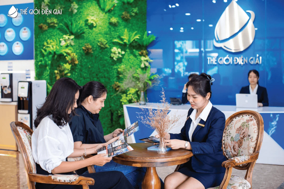 Trải nghiệm Premium Showroom Thế Giới Lọc Tổng – Kiểm chứng thực tế chất lượng hệ thống lọc nước đầu nguồn hình ảnh tư vấn viên thế giới lọc tổng