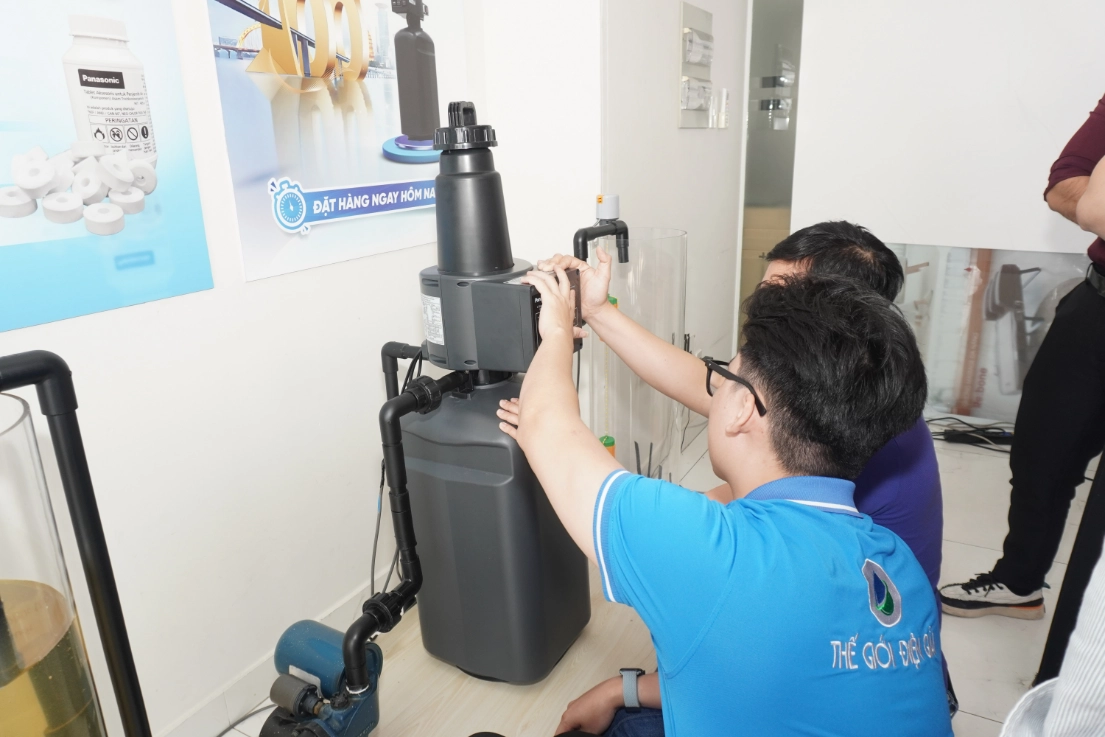 Chuyên gia Panasonic đào tạo chuyên sâu cho đội ngũ nhân sự của Thế Giới Lọc Tổng 52 buổi đào tạo cũng làm rõ sự khác biệt về nhu cầu sử dụng nước giữa các loại hình công trình như nhà phố, chung cư, biệt thự hay các công trình có lưu lượng nước lớn, tần suất sử dụng cao