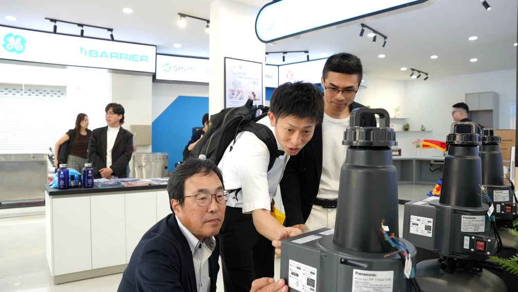 Tại flagship showroom khách hàng không chỉ được giới thiệu thông số, mà được quan sát trực tiếp từng sản phẩm và nhận tư vấn chi tiết 