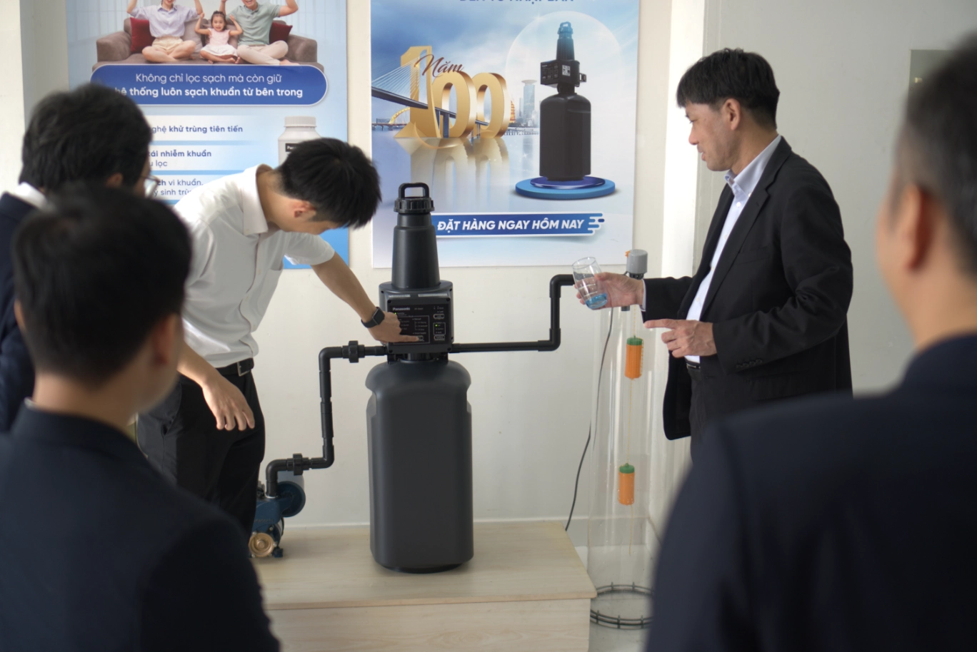 Lễ ký kết hợp tác chiến lược toàn diện giữa Thế Giới Lọc Tổng và tập đoàn Panasonic 49 Tại buổi lễ ký kết hợp tác giữa 2 bên, các đại diện của tập đoàn Panasonic đã trực tiếp kiểm chứng khả năng lọc nước của hệ thống lọc tổng Panasonic