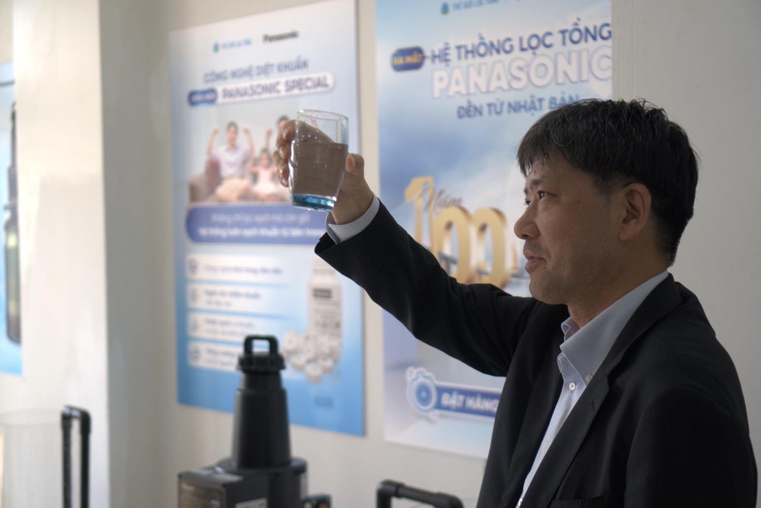 Đại diện tập đoàn Panasonic kiểm chứng trực tiếp nước được lọc từ hệ thống lọc tổng panasonic 