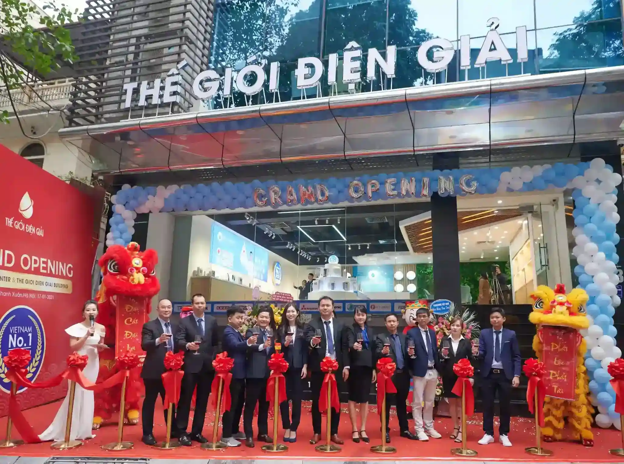 Đội ngũ ban lãnh đạo của Tập Đoàn Thế Giới Điện Giải tại Grand Opening của Thế Giới Lọc Tổng Center Thanh Xuân