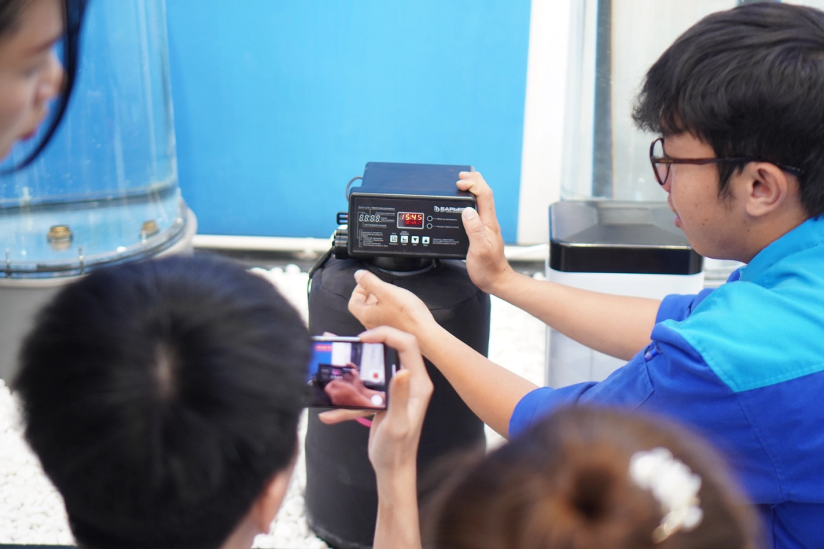 hình ảnh kỹ thuật viên vận hành hệ thống lọc tổng Barrier Silker S tại Flagship Showroom Lê Quang Định