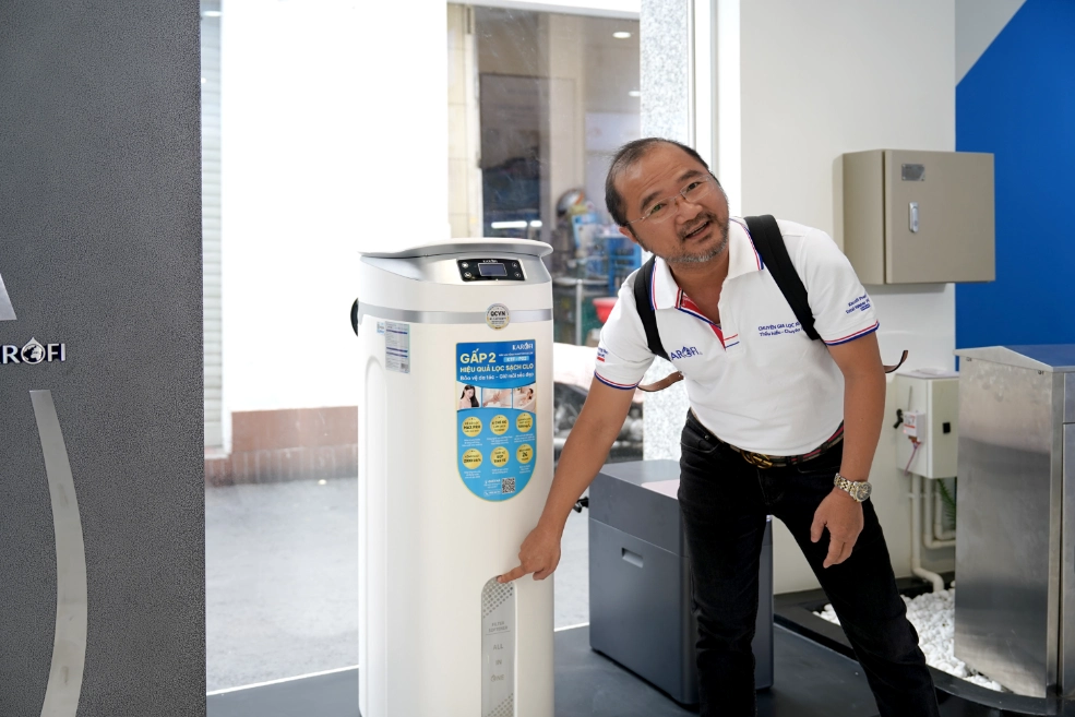 Tại showroom, khách hàng có thể quan sát trực tiếp hệ lọc tổng Karofi được lắp đặt thực tế