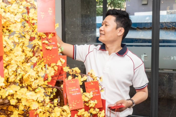 Đại diện ban lãnh đạo công ty đích thân treo lên những phong bao lì xì kèm lời chúc ý nghĩa 