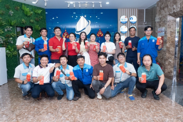 Đội ngũ kỹ thuật viên và phòng ban kinh doanh rạng rỡ tham gia khai xuân trúng lì xì của Thế Giới Lọc Tổng