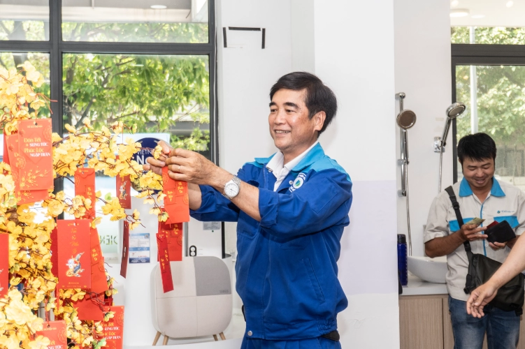 Mỗi phong bao lì xì không nằm ở giá trị vật chất, mà mang ý nghĩa tinh thần sâu sắc và lời chúc cho sự khởi đầu suôn sẻ, cho những nỗ lực được ghi nhận. 