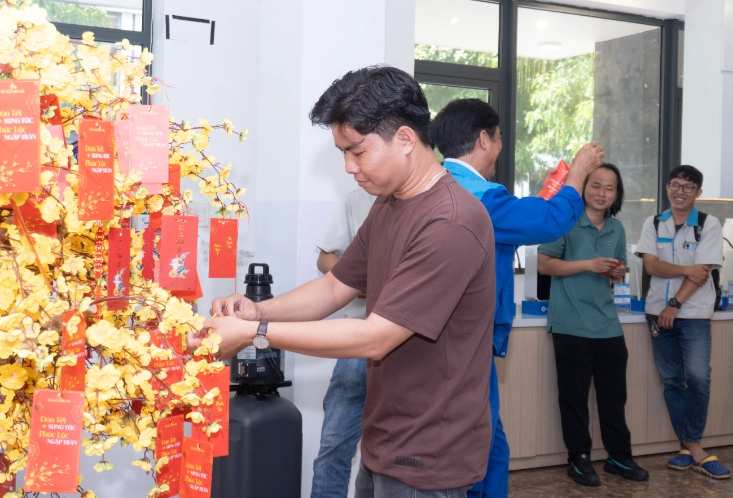 Tinh thần khai xuân không chỉ dừng lại ở những lời chúc, mà còn thể hiện qua sự quyết tâm nâng cao chất lượng dịch vụ, tối ưu trải nghiệm khách hàng. 