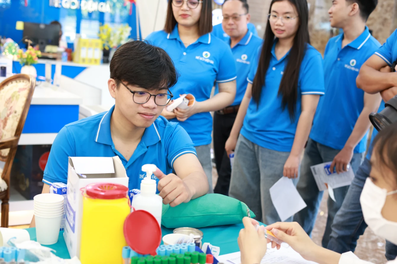 Mỗi cán bộ nhân viên đều được thăm khám sức khoẻ một cách chuyên nghiệp