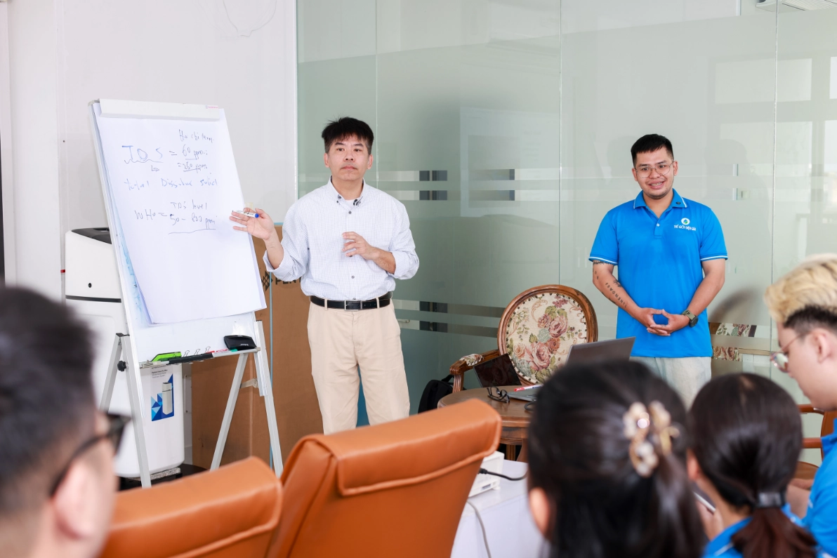 Chuyên gia hơn 20 năm kinh nghiệm đến từ Pentair Châu Á đào tạo chuyên sâu cho Thế Giới Lọc Tổng về hệ thống lọc tổng Pentair