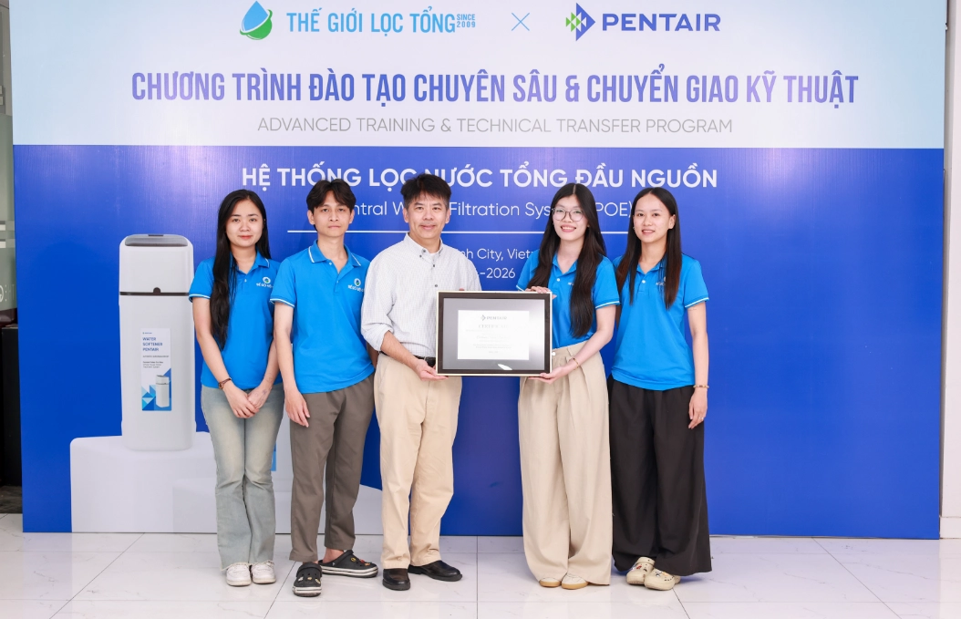 Chuyên gia Pentair trao chứng nhận cho phòng Dịch vụ - Bảo hành 