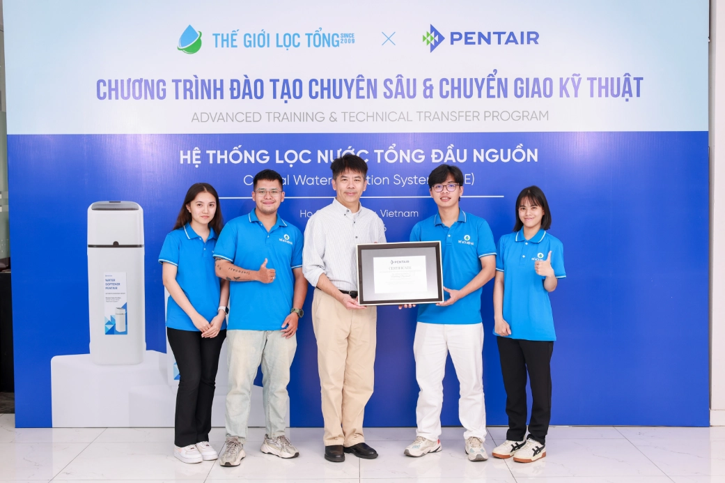 Chuyên gia Pentair trao bằng chứng nhận cho nhân sự Marketing 