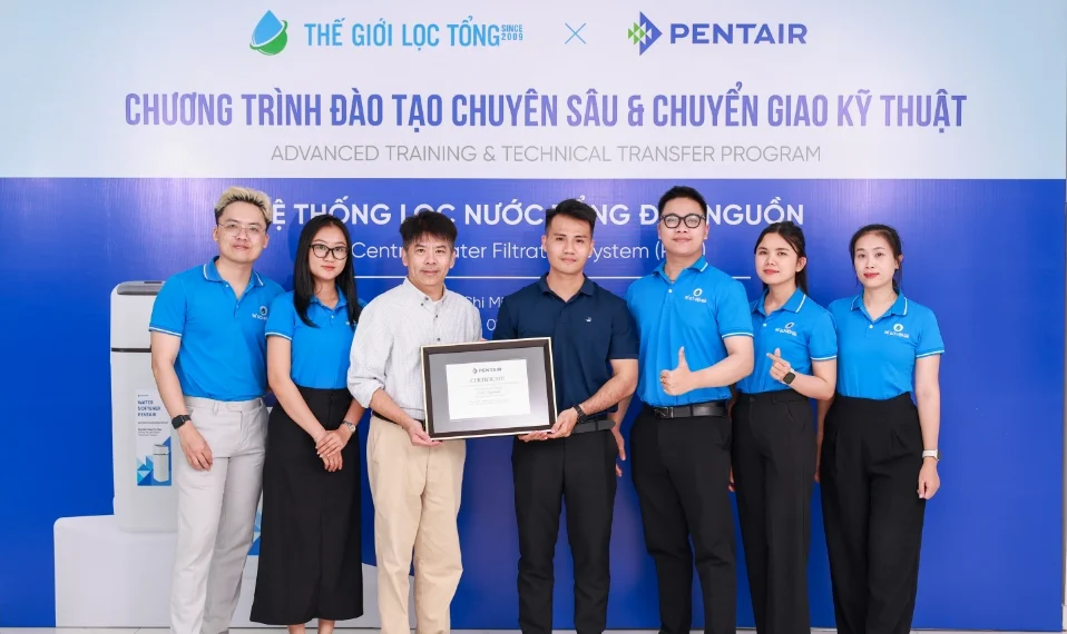 Chuyên gia Pentair trao bằng chứng nhận cho phòng Tư vấn khách hàng 