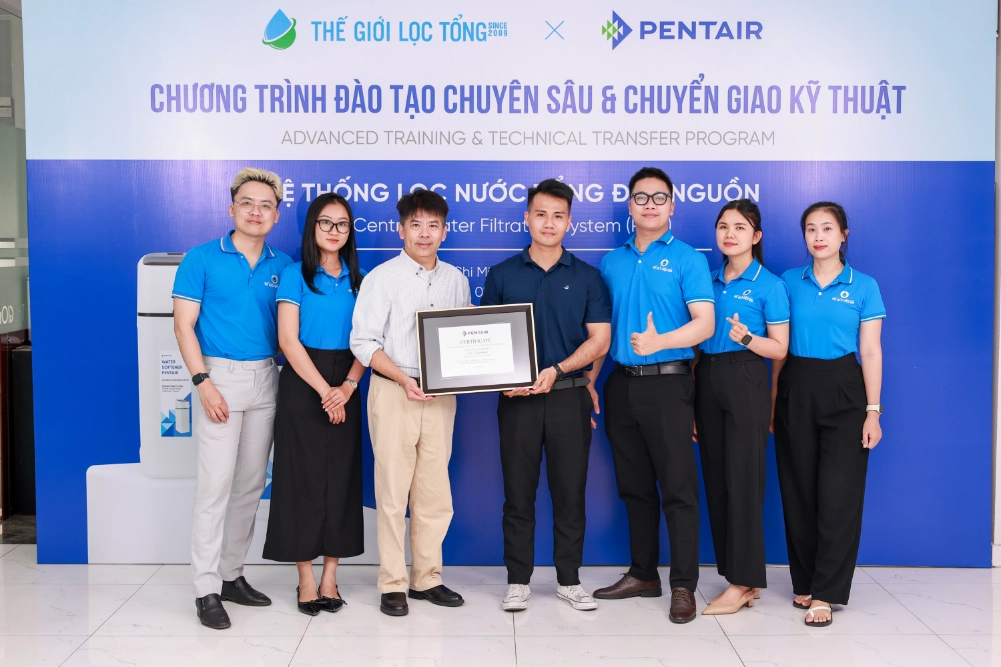 Chuyên gia Pentair trao bằng chứng nhận cho phòng Tư vấn khách hàng  