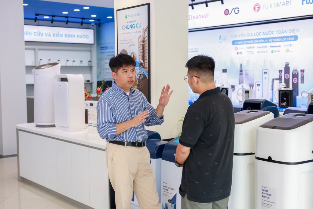 Chuyên gia Pentair Châu Á tham quan Showroom Thế Giới Lọc Tổng & chia sẻ kinh nghiệm thực tế hơn 20 năm trong ngành 48 buoi-tham-quan-va-chia-se-kinh-nghiem-the-hien-su-cam-ket-hop-tac-giua-the-gioi-loc-tong-va-pentair