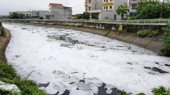 tglthn o nhiem 1 Nước đen, bọt trắng phủ kín kênh, 4 tháng chưa tìm ra nguồn xả thải - Znews Thế Giới Lọc Tổng